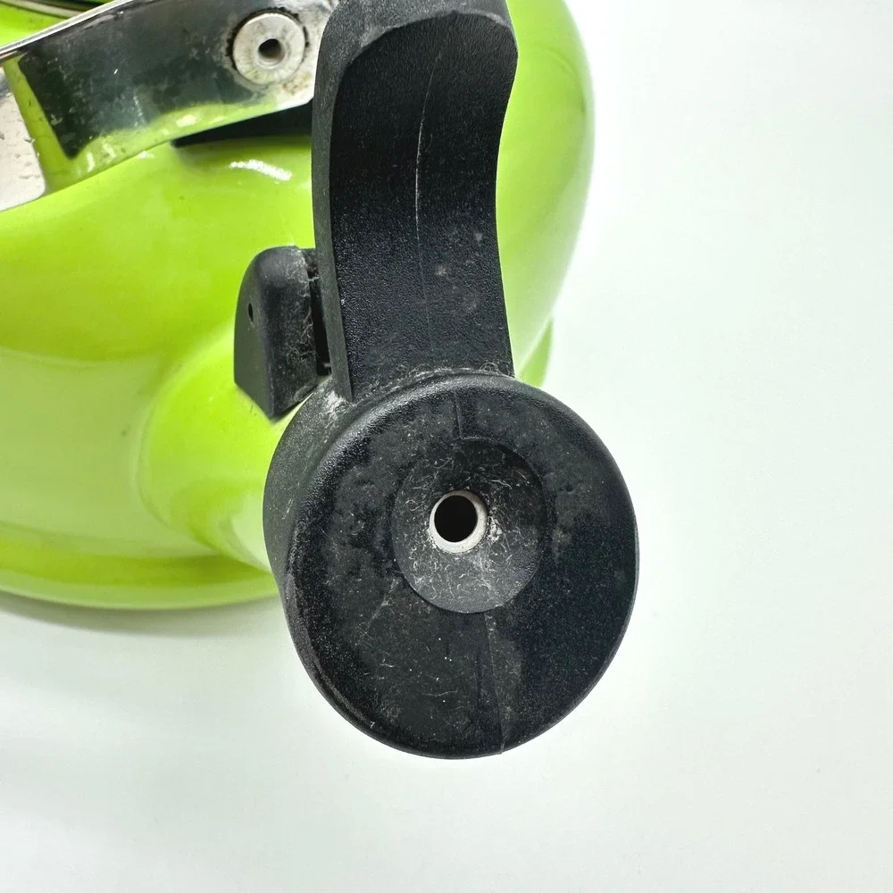 Le Creuset Enamel/Steel Whistling Tea Kettle Palm Lime Green 1.7 Qt